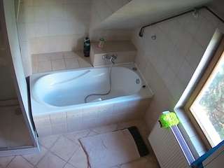 voyeurcam-julmodels-bath-2nd-1