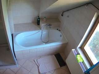 voyeurcam-julmodels-bath-2nd-1