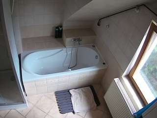 voyeurcam-julmodels-bath-2nd-1