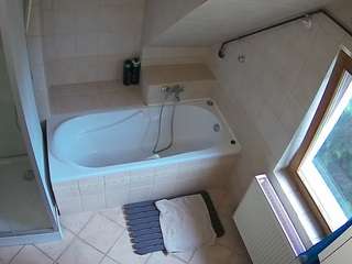 voyeurcam-julmodels-bath-2nd-1