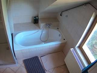 voyeurcam-julmodels-bath-2nd-1