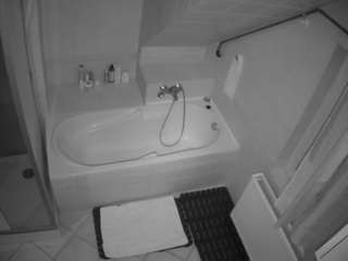 voyeurcam-julmodels-bath-2nd-1