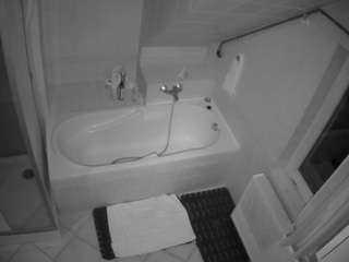 voyeurcam-julmodels-bath-2nd-1