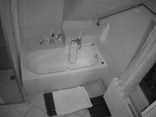 voyeurcam-julmodels-bath-2nd-1