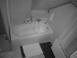 voyeurcam-julmodels-bath-2nd-1