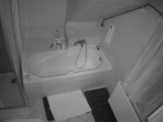 voyeurcam-julmodels-bath-2nd-1