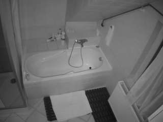 voyeurcam-julmodels-bath-2nd-1