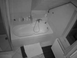 voyeurcam-julmodels-bath-2nd-1