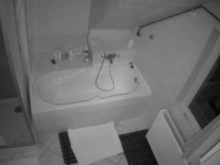 voyeurcam-julmodels-bath-2nd-1