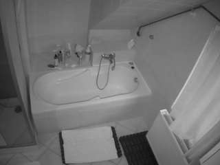voyeurcam-julmodels-bath-2nd-1