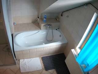 voyeurcam-julmodels-bath-2nd-1