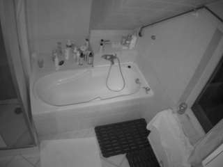 voyeurcam-julmodels-bath-2nd-1