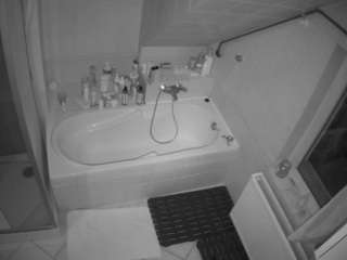 voyeurcam-julmodels-bath-2nd-1