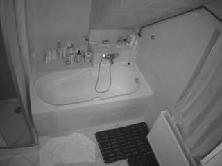 voyeurcam-julmodels-bath-2nd-1