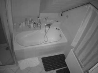 voyeurcam-julmodels-bath-2nd-1
