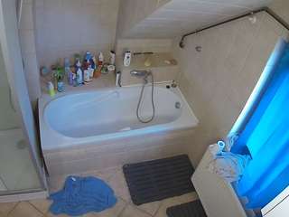 voyeurcam-julmodels-bath-2nd-1's CamSoda show and profile