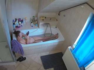 This model is live right now. voyeurcam-julmodels-bath-2nd-1