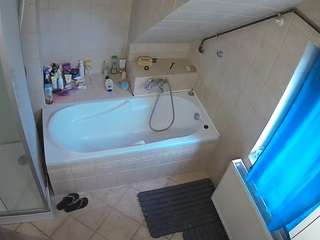 Este modelo está ao vivo agora. voyeurcam-julmodels-bath-2nd-1