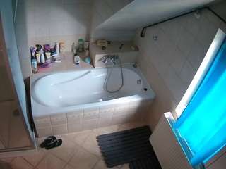 이 모델은 현재 라이브 중입니다. voyeurcam-julmodels-bath-2nd-1