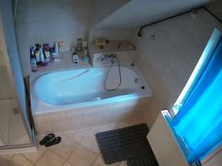 该模特正在直播。 voyeurcam-julmodels-bath-2nd-1