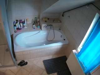 Acest model este live acum. voyeurcam-julmodels-bath-2nd-1