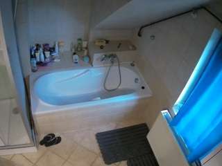 Acest model este live acum. voyeurcam-julmodels-bath-2nd-1