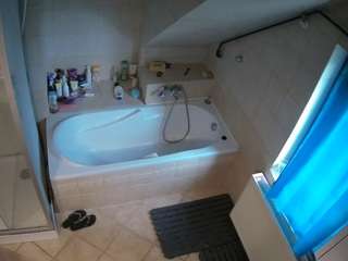 Dit model is nu live. voyeurcam-julmodels-bath-2nd-1