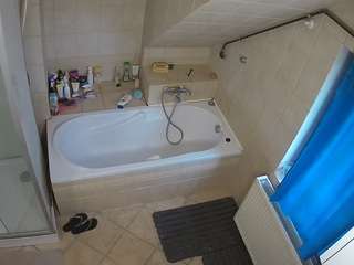该模特正在直播。 voyeurcam-julmodels-bath-2nd-1