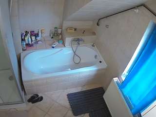 هذا النموذج مباشر الآن. voyeurcam-julmodels-bath-2nd-1