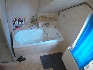 Mẫu này đang trực tiếp. voyeurcam-julmodels-bath-2nd-1