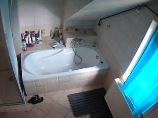 Questo modello è in diretta ora. voyeurcam-julmodels-bath-2nd-1