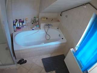 यह मॉडल अभी लाइव है. voyeurcam-julmodels-bath-2nd-1