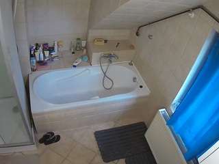 यह मॉडल अभी लाइव है. voyeurcam-julmodels-bath-2nd-1