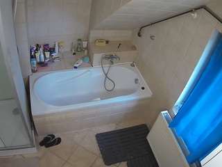 Dit model is nu live. voyeurcam-julmodels-bath-2nd-1