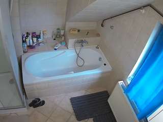 Mẫu này đang trực tiếp. voyeurcam-julmodels-bath-2nd-1
