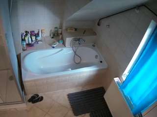 Ten model jest teraz na żywo. voyeurcam-julmodels-bath-2nd-1