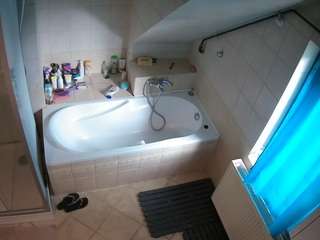 Este modelo está ao vivo agora. voyeurcam-julmodels-bath-2nd-1