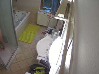 Cam To Cam Models camsoda voyeurcam-julmodels-bath-2nd-2