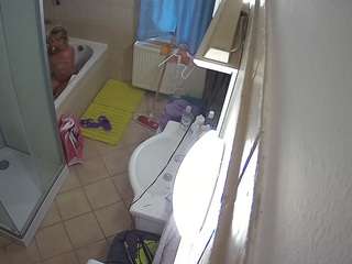 Canadian Cam Models camsoda voyeurcam-julmodels-bath-2nd-2