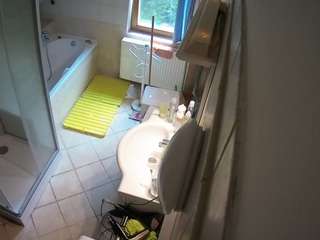 Cam Model camsoda voyeurcam-julmodels-bath-2nd-2