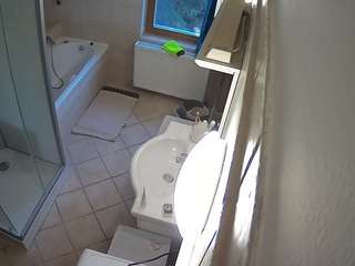voyeurcam-julmodels-bath-2nd-2's preview