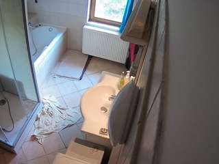 voyeurcam-julmodels-bath-2nd-2 Thumb Image