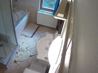 voyeurcam-julmodels-bath-2nd-2