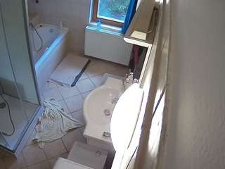 voyeurcam-julmodels-bath-2nd-2