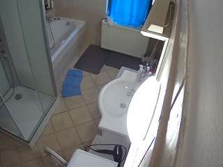 le modèle voyeurcam-julmodels-bath-2nd-2 est en webcam porno dans un show sur le site camsoda, il possède les tags suivants: flash,flashing,hidden,hidden cam,julmodels-house,pov,sexwebcam,shower,voyeur,hd