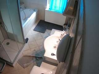 Ten model jest teraz na żywo. voyeurcam-julmodels-bath-2nd-2
