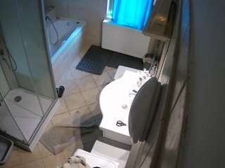 该模特正在直播。 voyeurcam-julmodels-bath-2nd-2