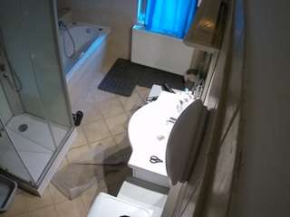 Model ini sedang live sekarang. voyeurcam-julmodels-bath-2nd-2
