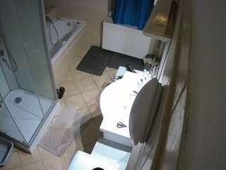 Acest model este live acum. voyeurcam-julmodels-bath-2nd-2