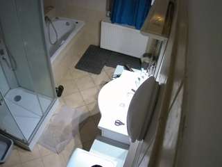 このモデルは現在ライブ中です。 voyeurcam-julmodels-bath-2nd-2